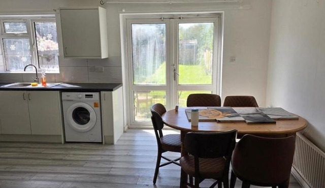 4 Bed House Sleeps 7 with Garden and Parking
