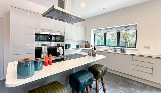 4 Bed in Acton oc-k40259