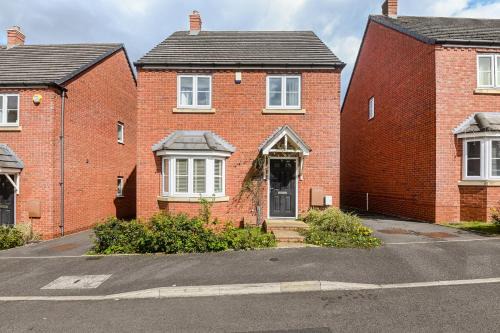 4BD Spacious detached House in Birmingham suitable for Contractors and family's with free parking on private drive sleeps 9