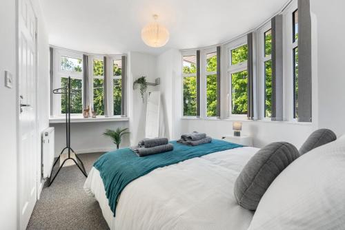 4BR 3 bath Spacious apartment, Sleeps upto 8 free parking