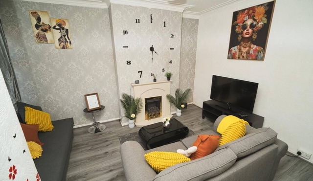4BR House | Sleeps 8 | 6 mins to Elland Road | Free Parking & Fast WiFi