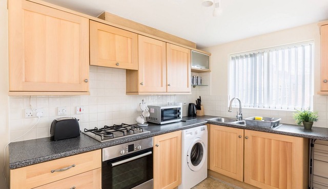 5 bed house with free parking in quiet location