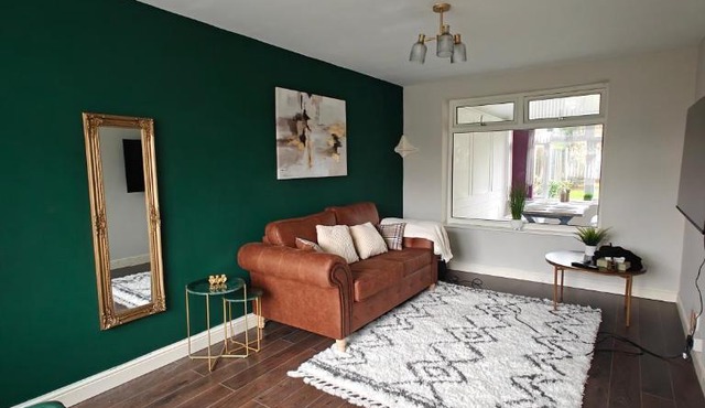 7 mins to NEC - Spacious Solihull Home - 4 Bedrooms - 2 Living Rooms - Huge Garden- Mell Square, High Street, JLR BHX HS2 Site and MORE - By Samina, ARZ Stays