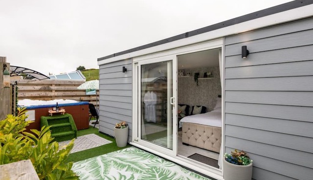 Adorable private couples retreat with hot tub