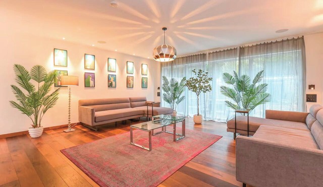 Architect-Designed Luxury Retreat, 3BR Chessington