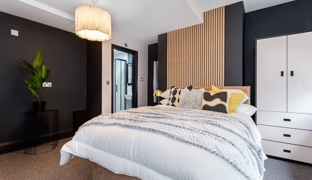 Ashton Luxury Getaway Sleeps 14 With 2 Free Parking Space