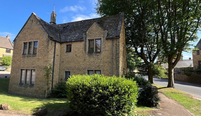 Authentic & Stylish Gem in the Heart of Chipping Campden: Toys, Books, Workspace