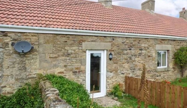 BARFORTH HALL PARLOUR, pet friendly, with a garden in Gainford