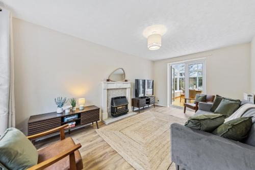 Base10Stays, 1A Leicester, 4-Bedroom, Sleeps 9, M1&M69, Free Parking and Garden, Contractors and Long Stays