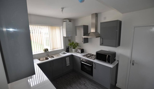 Beautiful 3-Bed House in Wolverhampton
