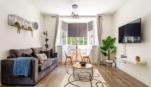 Beautiful Bluejay Escape - 1 Bed Apartment in the Heart of the City By Kozmo Properties