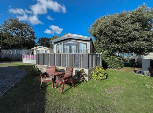 Beautiful Caravan With Decking And Wifi At Azure Sea, Suffolk Ref 32025Az