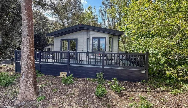 Beautiful Lodge With Decking At Azure Seas In Suffolk, Sleeps 6 Ref 32217Og