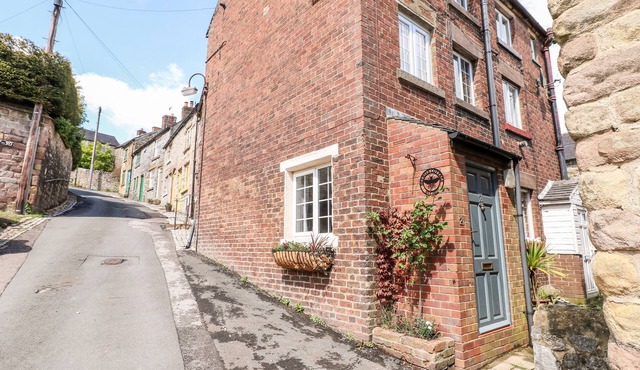 BEEHIVE, pet friendly, character holiday cottage in Wirksworth