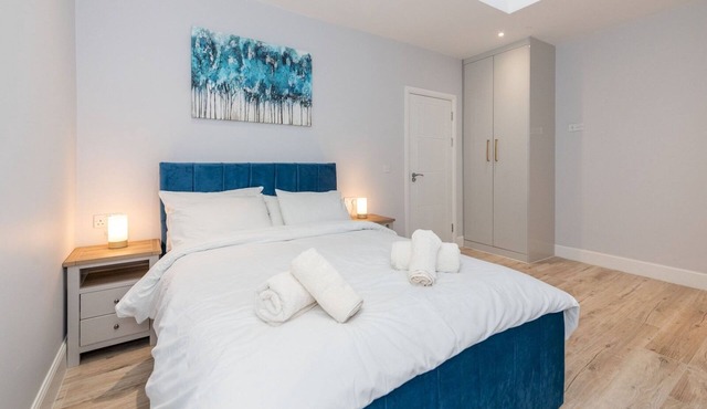 Brand-New & Trendy 2BR in the Vibrant Town Centre - Pass the Keys