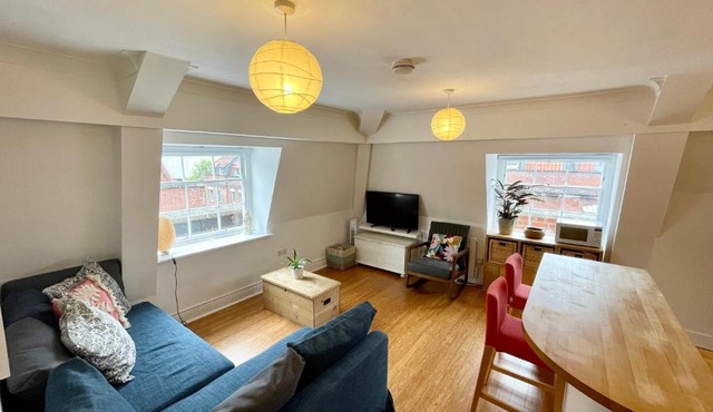 Bright 1 double bed apartment near Cabot Circus