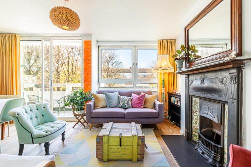 Bright & Bold Hackney Escape