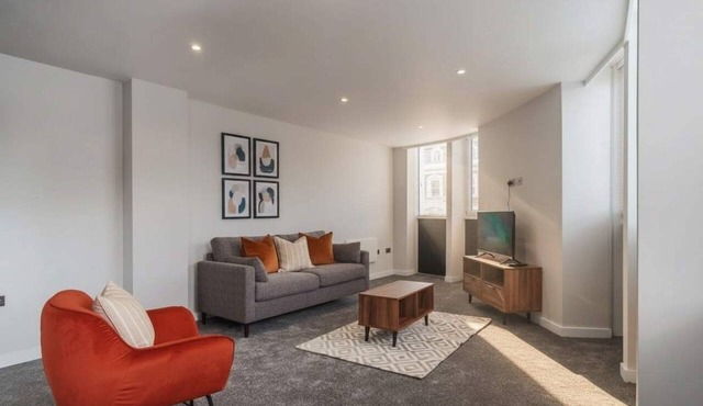 Bright & Modern 2-Bed Flat in Liverpool Centre + Parking