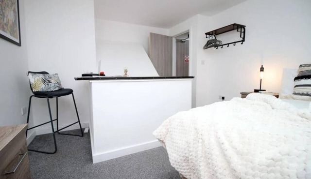 Bright & Modern Cardiff Stay