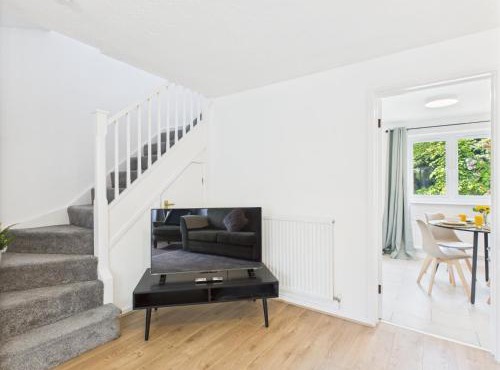 Bright & Modern Stay in Central Wolverhampton I Free Parking