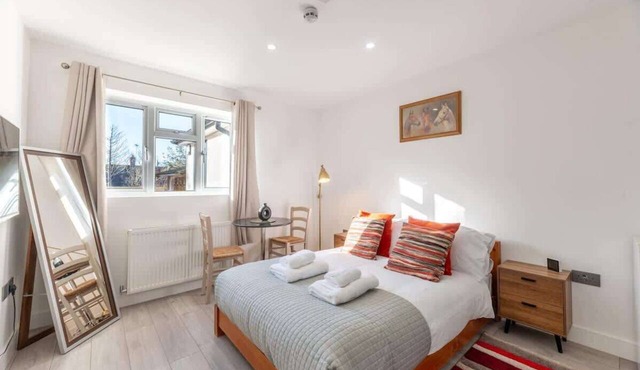 Bright & Modern Studio Near London, EV Charger