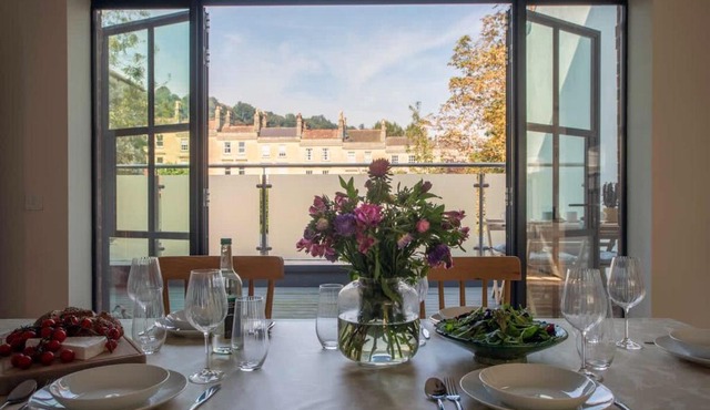 Bright open plan living - Bath - Free Parking