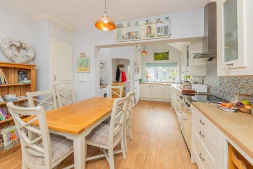 Bright & spacious 4-bedroom bungalow with garden