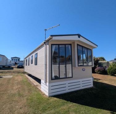 BRIGHT WELL PRESENTED CARAVAN ON DURDLE DOOR HOLIDAY PARK WALKING DISTANCE to DURDLE DOOR BEACH