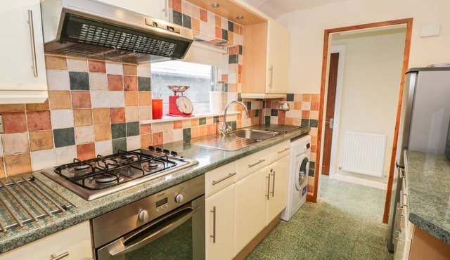 BRYN EITHIN, pet friendly, with a garden in Manod