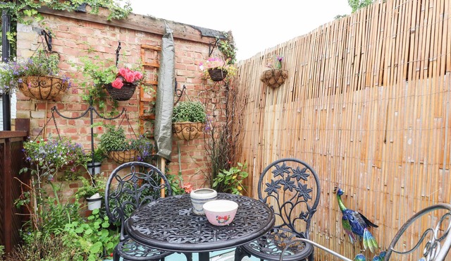BUMBLE BEE COTTAGE, pet friendly, with a garden in Faversham
