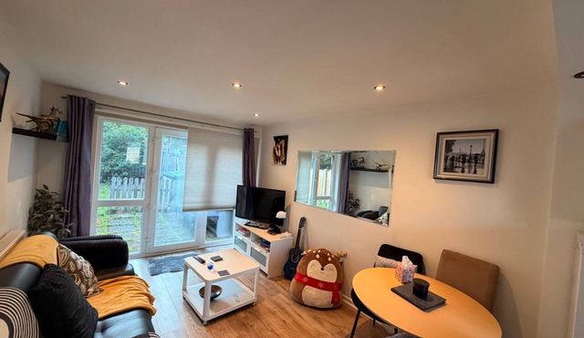 Bungalow Sleeps 4 With Free Parking and Garden