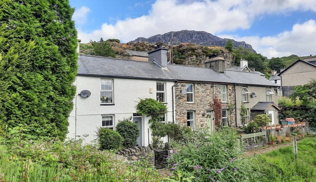 BWTHYN HEDDYCHLON, pet friendly, with open fire in Blaenau Ffestiniog