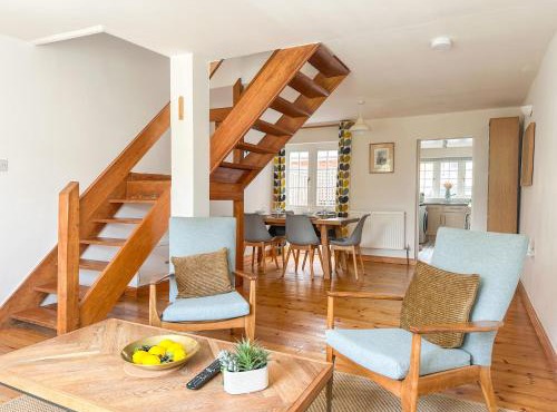 Canterbury Oasis - Modern 2-Bed Home with FREE Parking