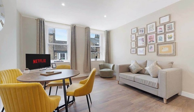 Castle-side 2 Bed - Stroll to Historic Attractions