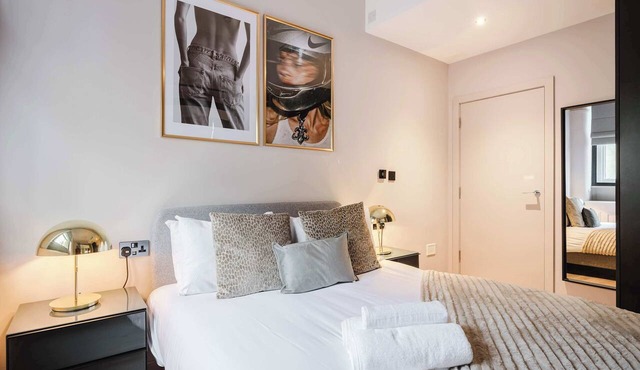 Central 2-Bed, Walk to Chinatown & Theatres