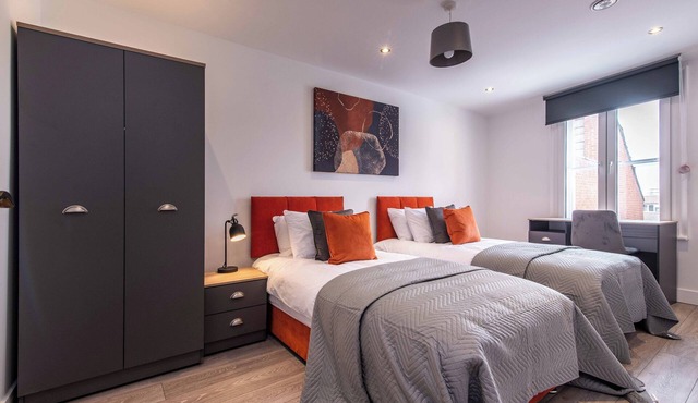 Central 2 Bed Apt - Shops, Dining & Trains Nearby