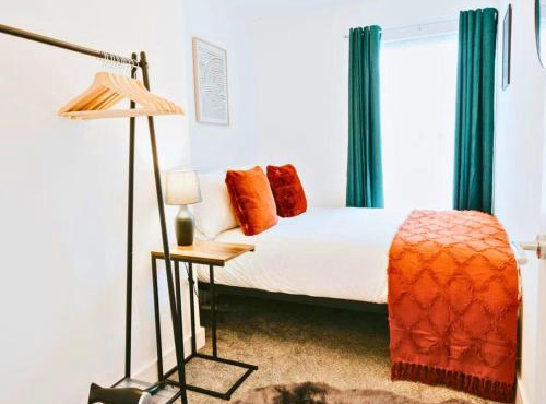Central 3BR Home with Garden, Fast WiFi & Smart TV, Sleeps 6, Ideal for Contractors & Families