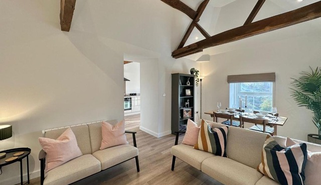 Central - Perfect for Work or Leisure - Walk to Cafés, Restaurants & Bars