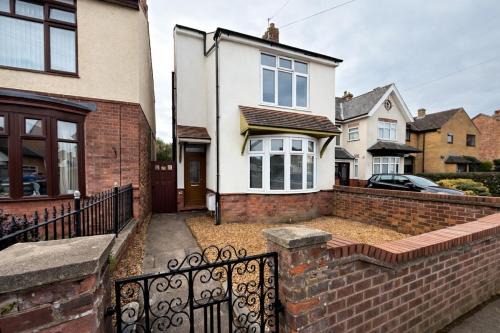 Central Peterborough Home, Garden, Parking, 2 Bed