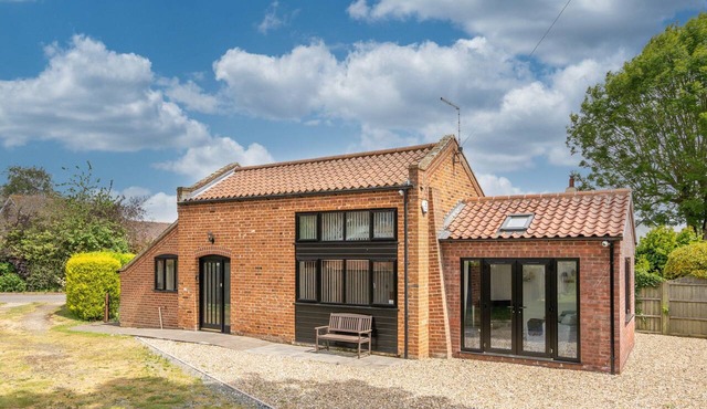 Charming barn conversion with garden, 2 dogs welcome, near beaches