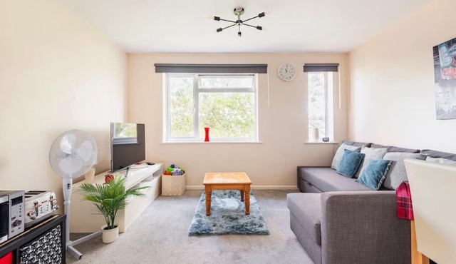 Charming Entire 2-Bedroom House in Milton Keynes