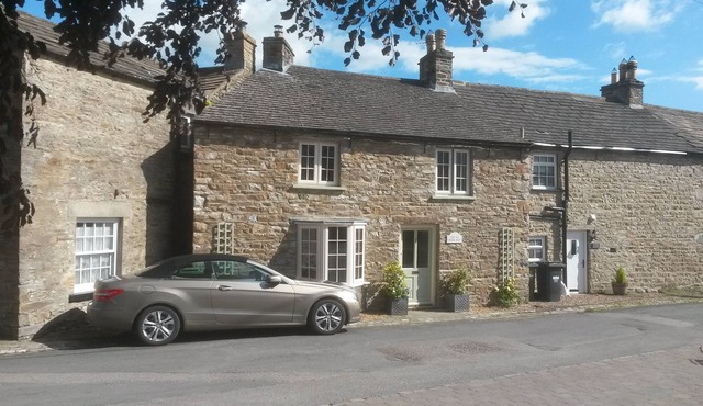 Charming old stone Dales cottage in Redmire with stunning views of Penn Hill