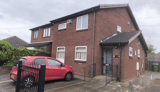 Charming One- Bed with Parking & Shared kitchen in Birmingham