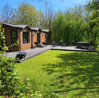 Cherry Tree Lodge with Hot Tub near Alton Towers