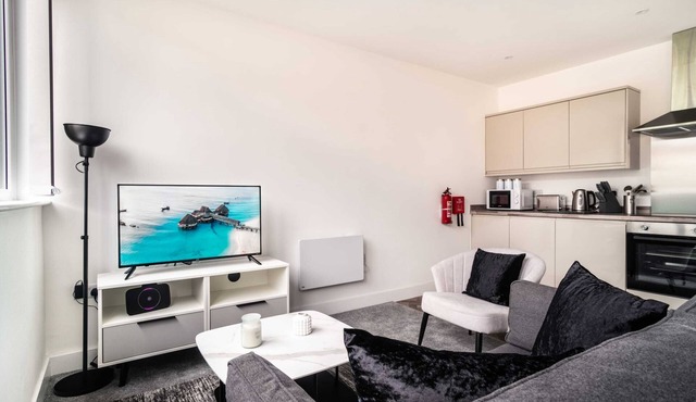 Chic 1BR Wrexham Apt, Walk to Station