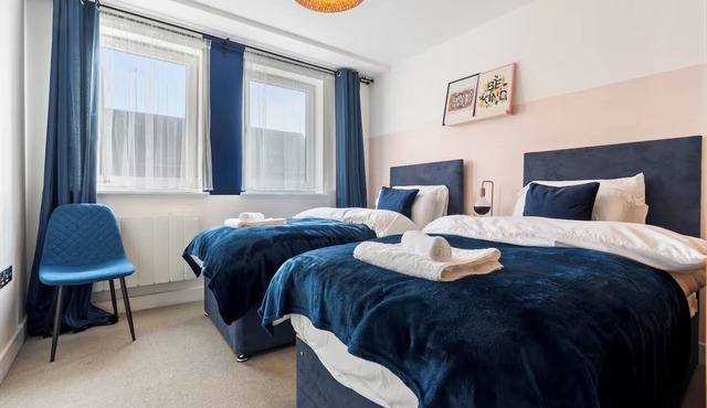 City Centre Apartment, Long Stays, FREE Parking, NEAR Train Station, Sleeps 4