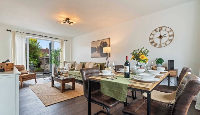 Comfortable 3-Bed House in Leeds, Sleeps 5!