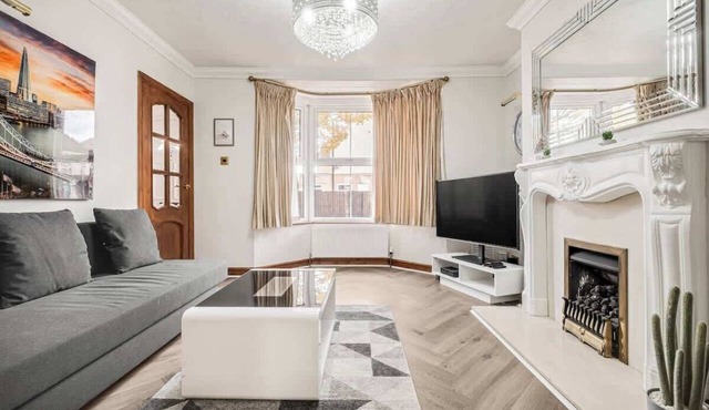 Comfortable and spacious home. FREE Parking.