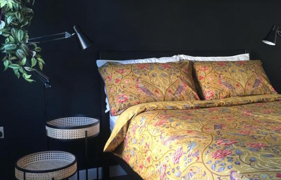 Comfortable rooms with live in host, walking distance to the High St & more