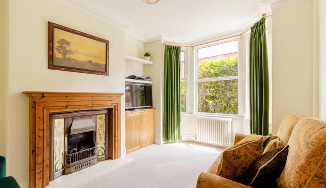Contemporary Victorian Townhouse - walking distance to train station and Chester city centre